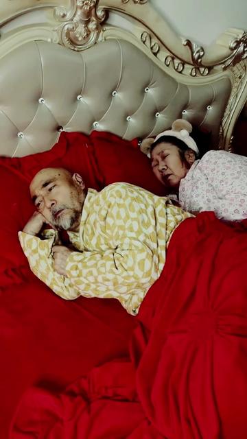 流星锤老爹 - 这个抱抱是不是像极了爱情?快艾特出你的另一半!