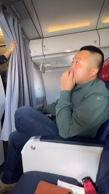 其实我就只想喝点茶而已.@成都航空品牌 #张教官与空姐的日常